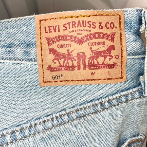 Levi's 501s Women’s Light Blue Distressed Straight Leg Jeans Size W26 L30 - Picture 2 of 11